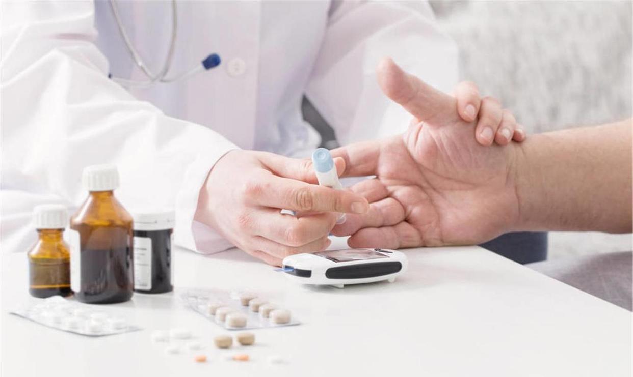 黑蒜对更年期的女人有什么好处,吃黑蒜的女人