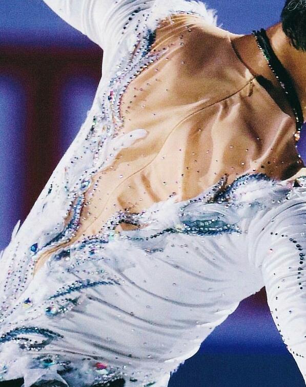 羽生结弦考斯滕有多少钻,羽生结弦蓝色的考斯滕视频