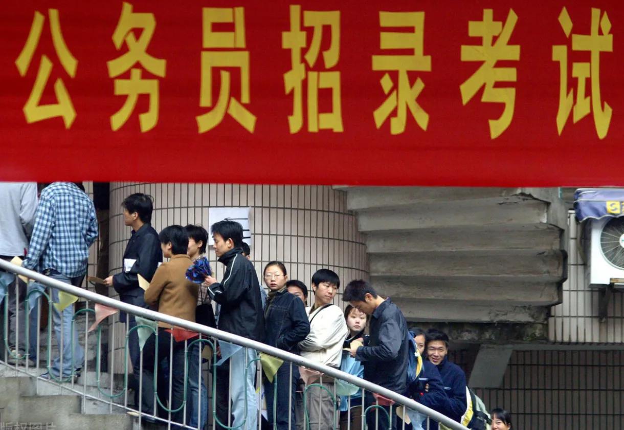 璐靛窞鍊哄姟鍗辨満瀵瑰叕鍔″憳鏈夊奖鍝嶅悧,璐靛窞鍊哄姟鍗辨満瀵瑰叕鍔″憳褰卞搷