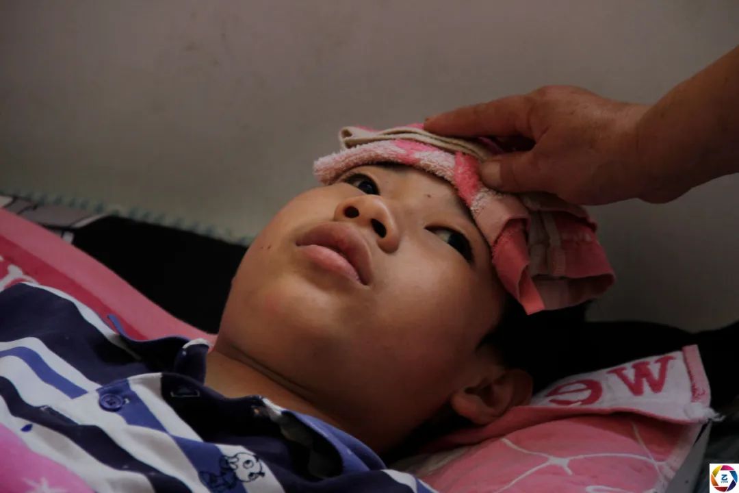 女子剖腹产时突然停电，孩子出生后缺氧，医生的话给她当头一棒