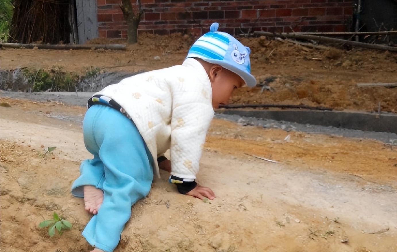 2013年陕西老人花3万多买女婴，半年后却选择报警，哭喊着要退货