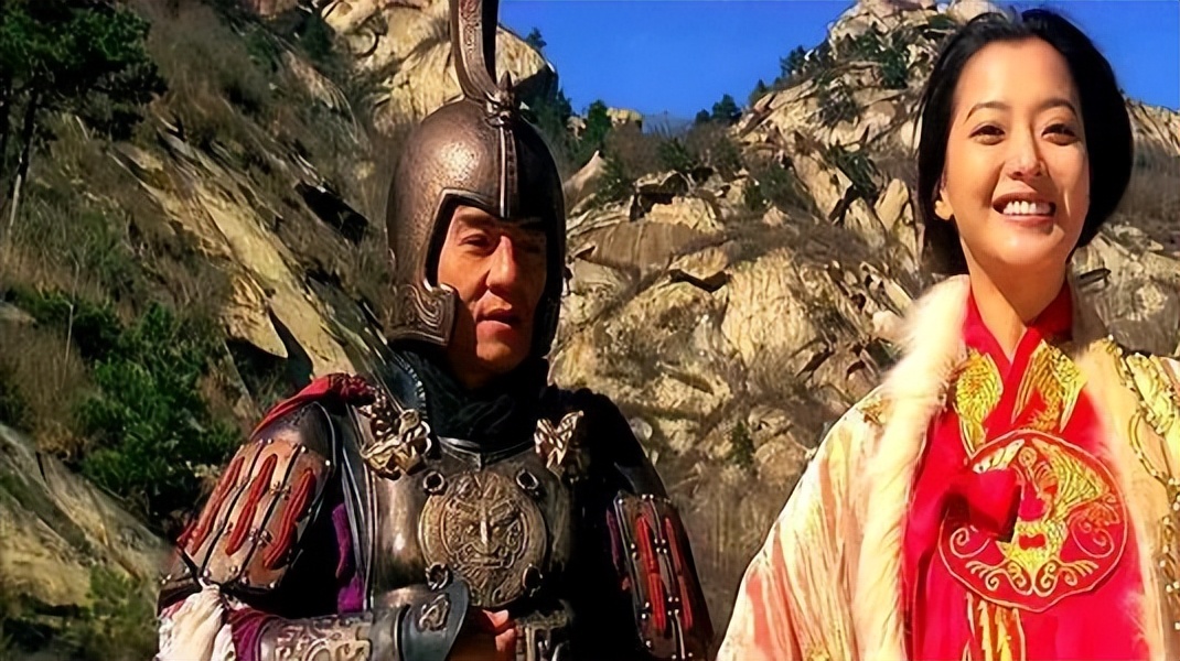 她是英皇在内地一姐,靠成龙力捧出演《神话》,礼服事件备受争议