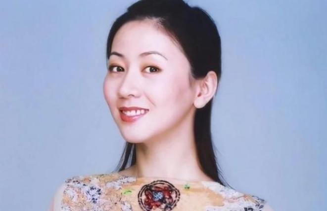 演员汤加丽：当人体模特，和丈夫离婚，被父母嫌弃，今45岁还单身