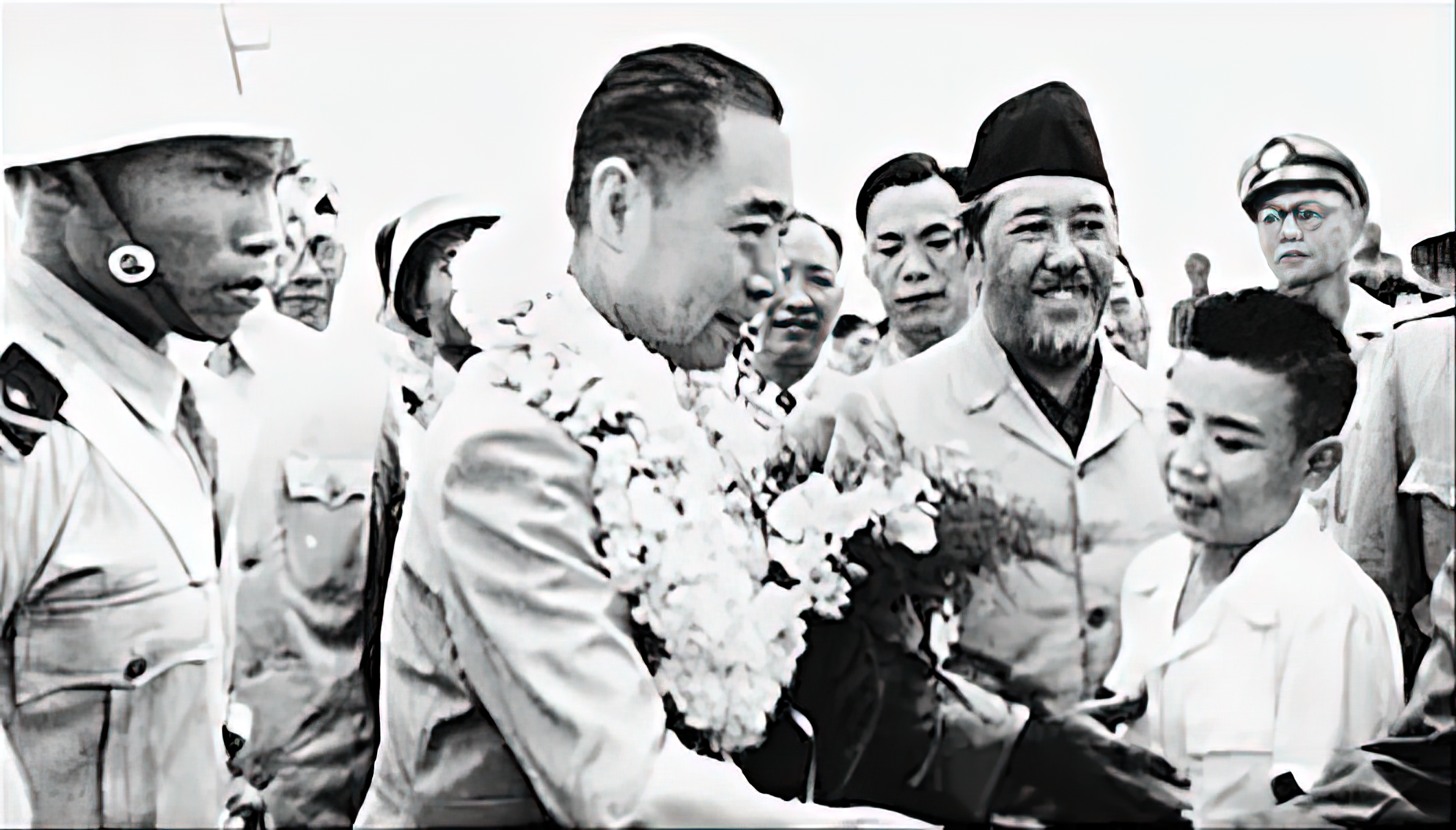 1955年，万隆会议给周总理献花的男孩是谁？后来帮了中国大忙