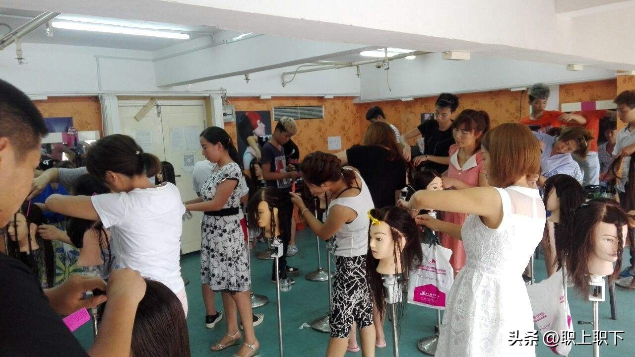 湖南邵阳夫妇在乡场镇给老人拍照月入过万,农村创业有五个风口