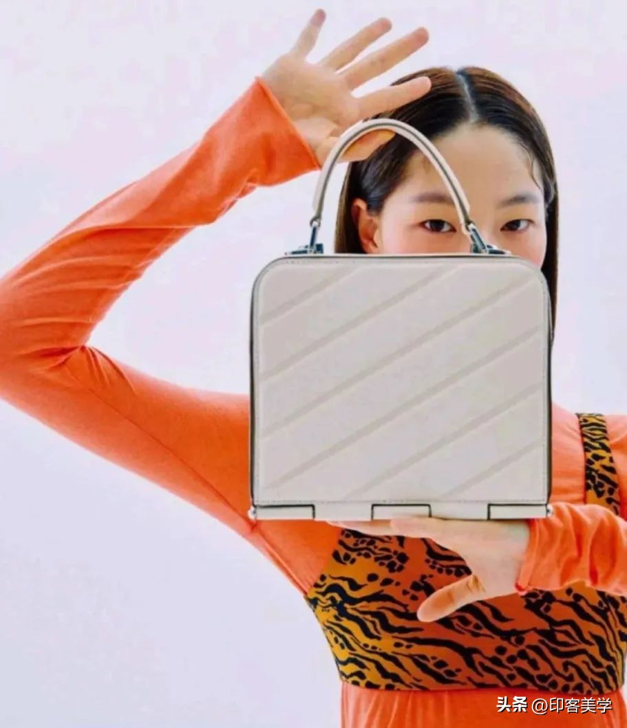 当下时尚怪现象:富婆背假包,社畜吃土买二奢