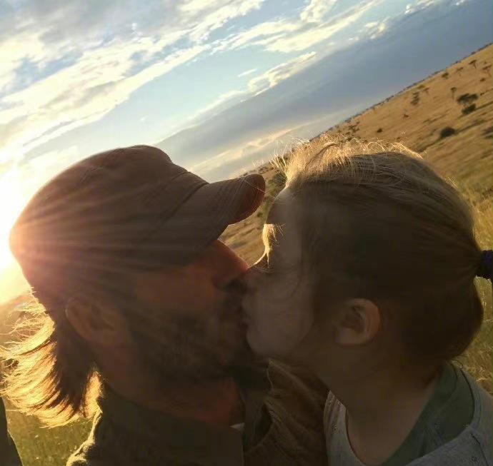 贝克汉姆大秀恩爱47岁辣妹献吻,贝克汉姆女儿和小七接吻