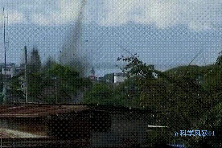 飞机俯冲投弹炸军舰练习,火箭弹击中的螺旋桨