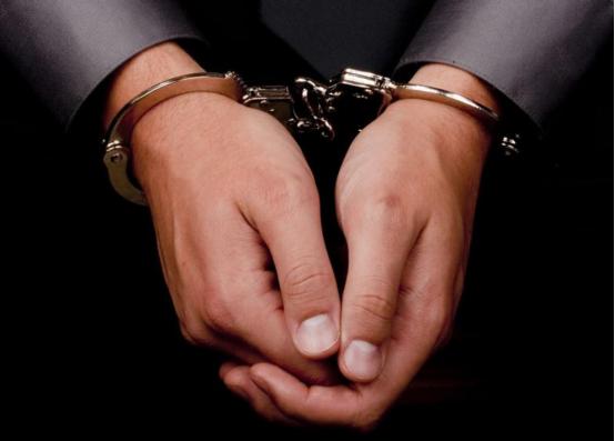 女子趁丈夫睡觉时，在隔壁房间偷情，被发现后和*夫情**将丈夫毒害