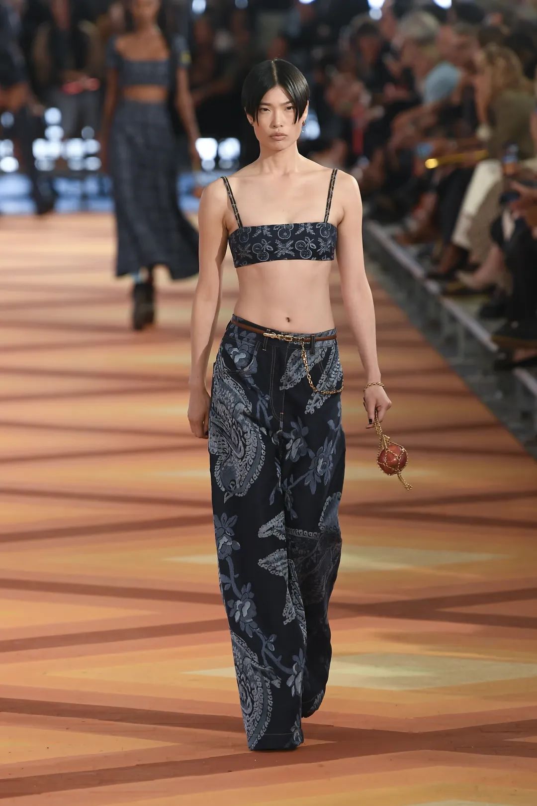 米兰时装周入选前十唯一华人,米兰时装周第一排坐的谁