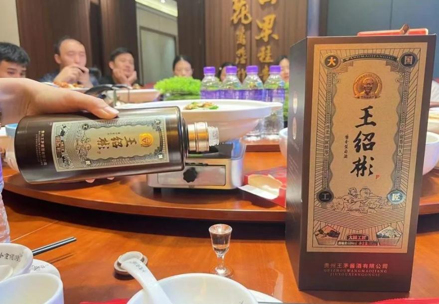 男子参加朋友婚礼随礼,男子给新婚朋友随礼20万