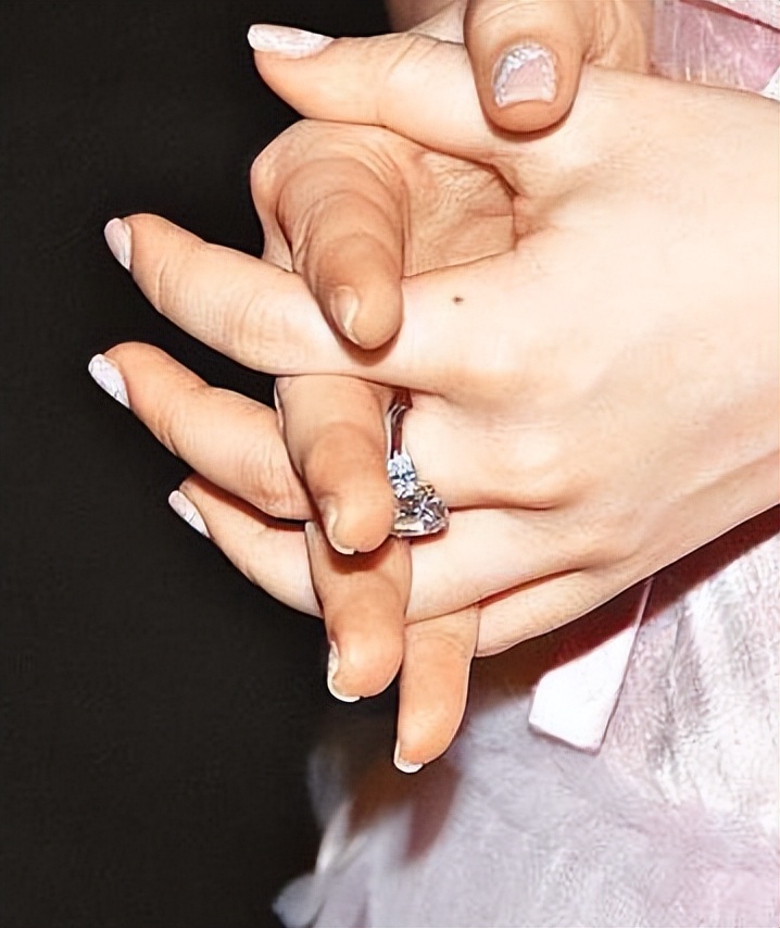 赌王何超莲身价多少亿,赌王何超莲分到家产了吗