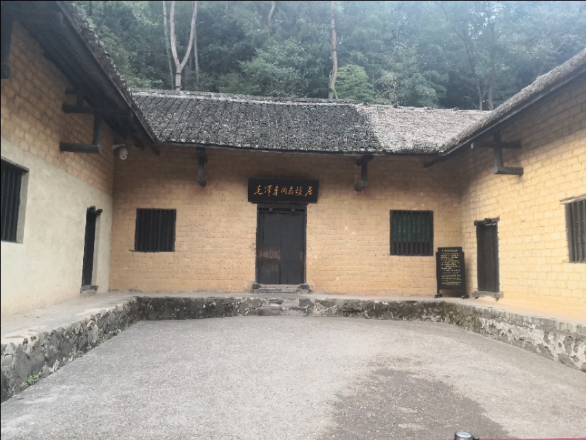 毛主席时隔32年回韶山，看到父母墓地破烂不堪：都不要修，就这样