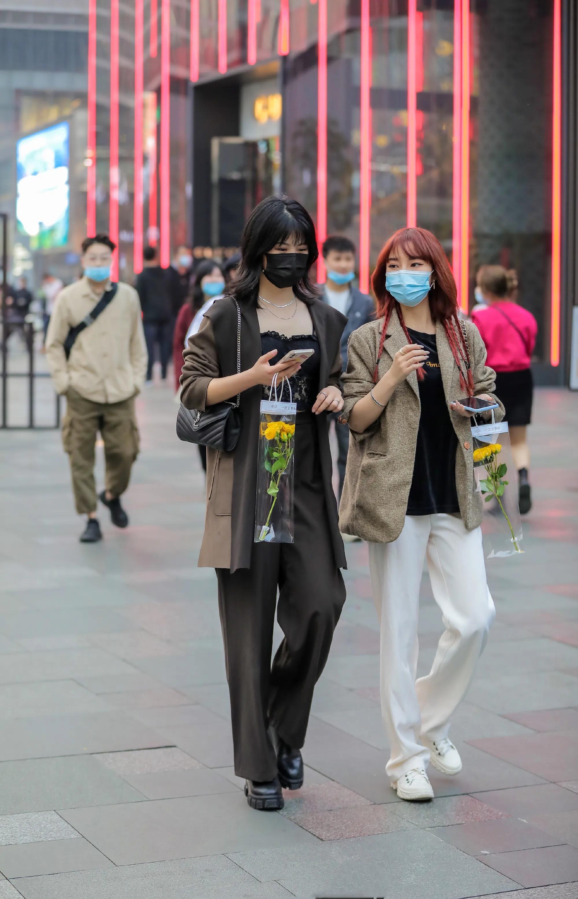 街拍闺蜜同款包,夏天背的大牌包包街拍