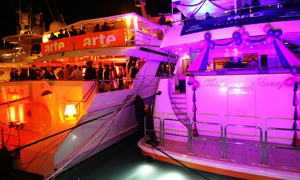 一晚赚上万，戛纳电影节钱色交易，成欧洲“高级陪客”赚钱天堂