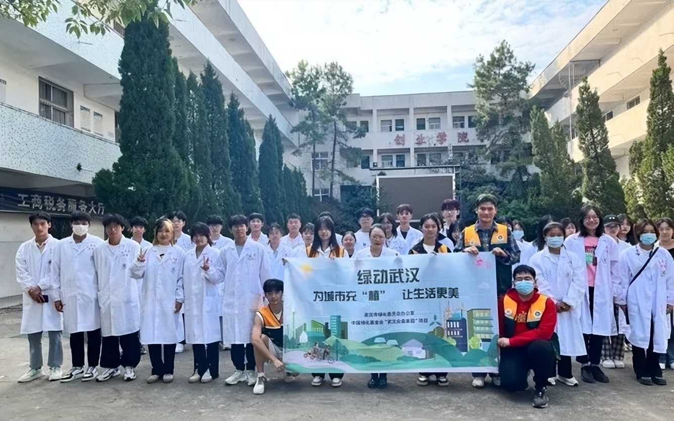 一人一树绿化地球公益活动,爱校护校共建美好校园