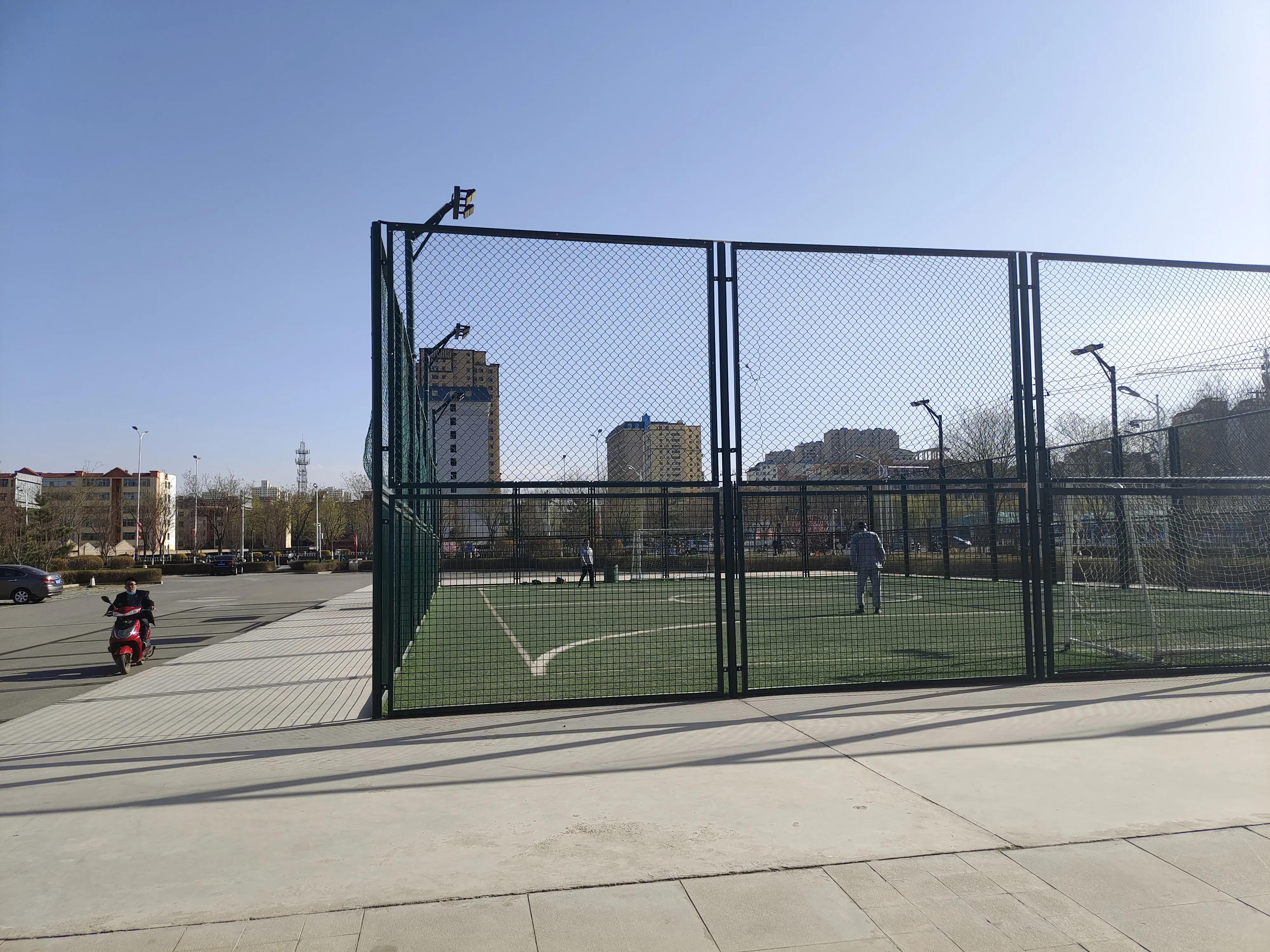 足球场与篮球场面积,足球场与篮球场建设费用对比