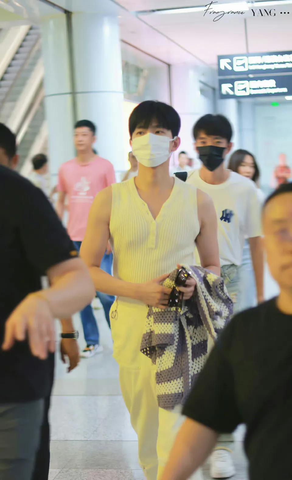 杨洋针织外套牛仔裤亮相,杨洋穿修身运动服