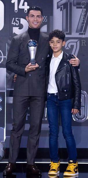 乔治娜和c罗的甜蜜瞬间,乔治娜陪同c罗前往领奖