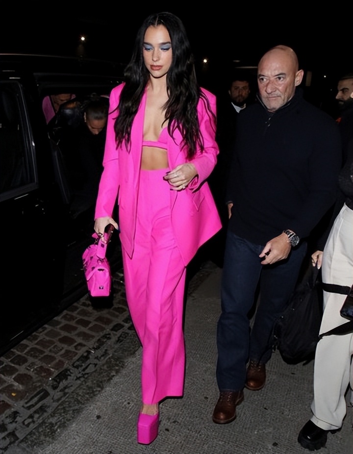 安妮海瑟薇红发造型亮相,安妮海瑟薇芭比粉色晚礼服