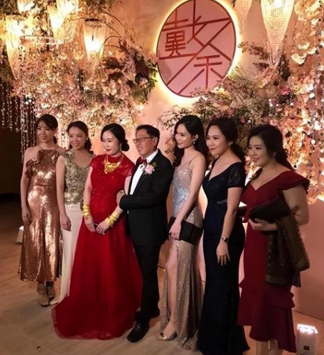 57岁富婆嫁小19岁老公生下三胞胎,57岁富婆嫁给丈夫后生三胞胎