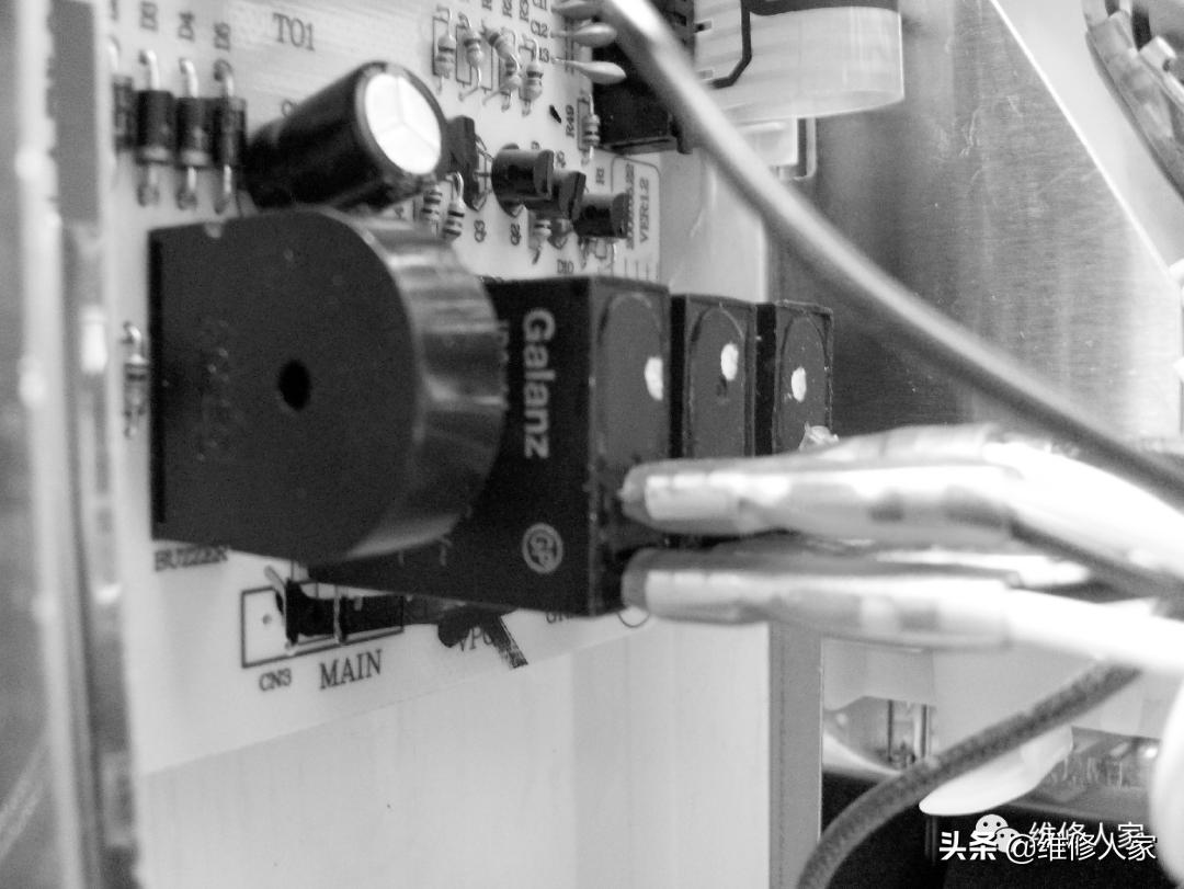 微波炉通电转盘一直转不停,微波炉电风扇不转故障检修方法