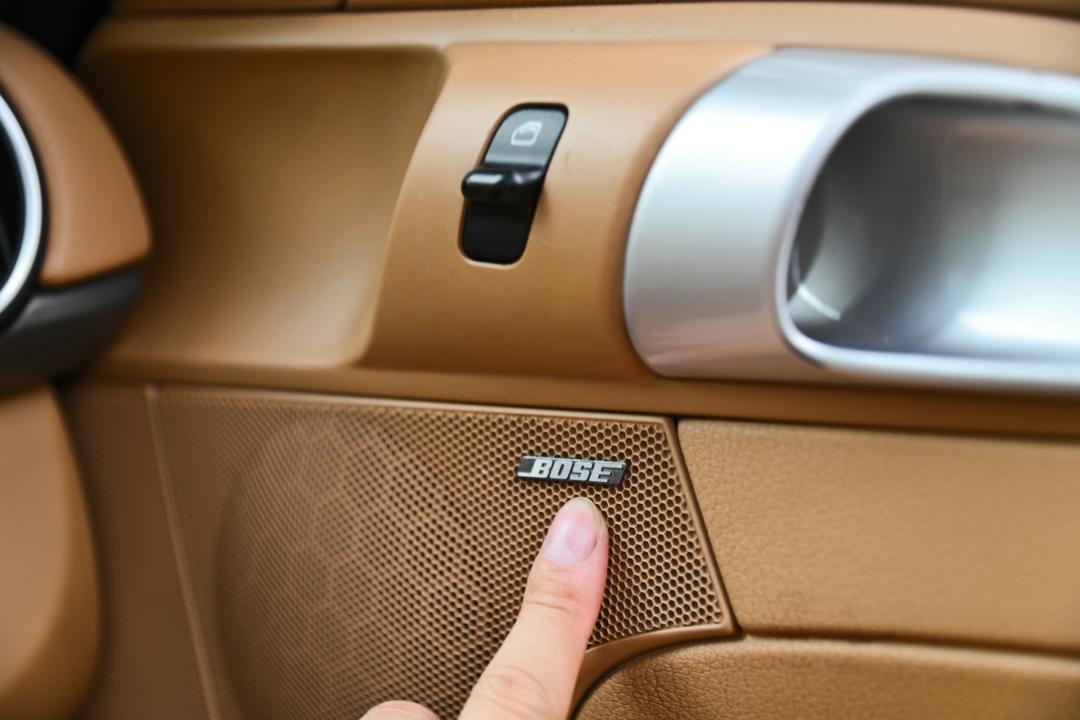 不到20万,入手二手保时捷敞篷车,中置后驱,贴地飞行