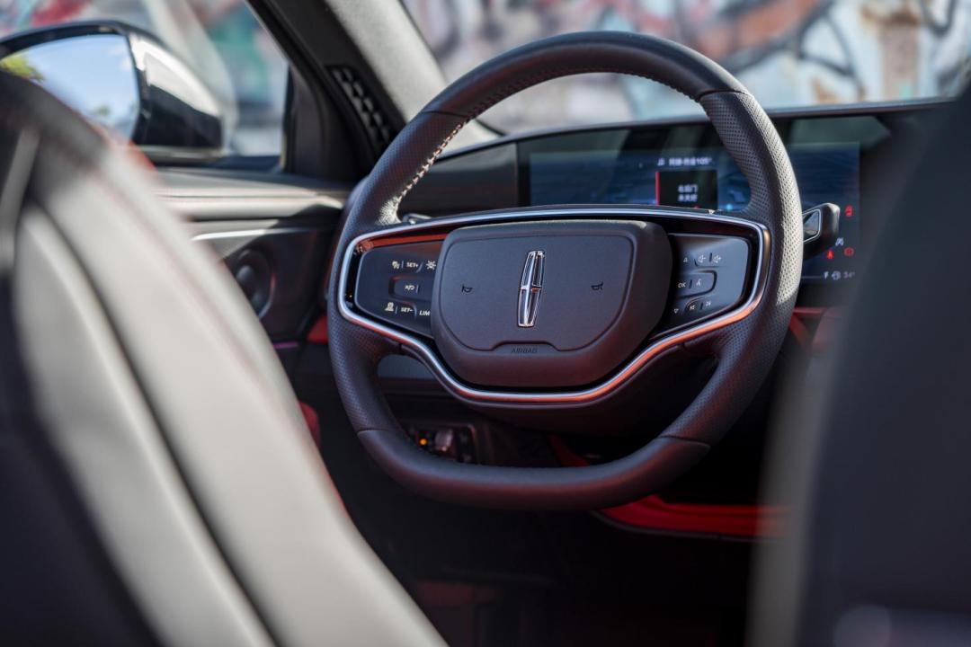 新款林肯z试驾,22款林肯z银色试驾