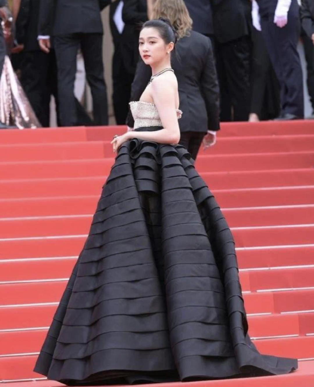 戛纳红毯尴尬瞬间,戛纳镜头堪称照妖镜