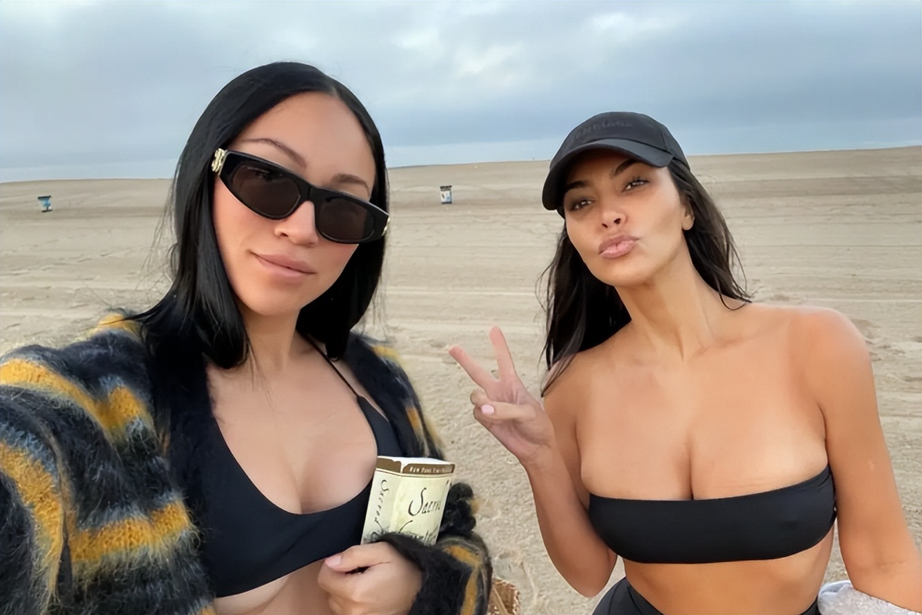 卡戴珊也怕输，为赢前夫娇妻，在好友婚礼上用带子遮身，实在火辣