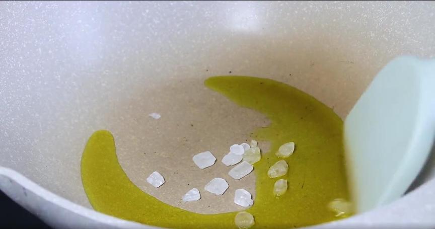 饭店的黄焖鸡好吃，酱和焖是关键，学会这样做，味道正宗不输饭店