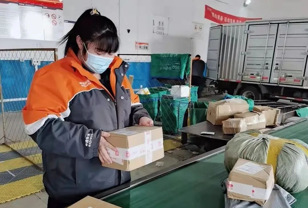 95后女大学生当上了快递员，干得还不错，为什么？