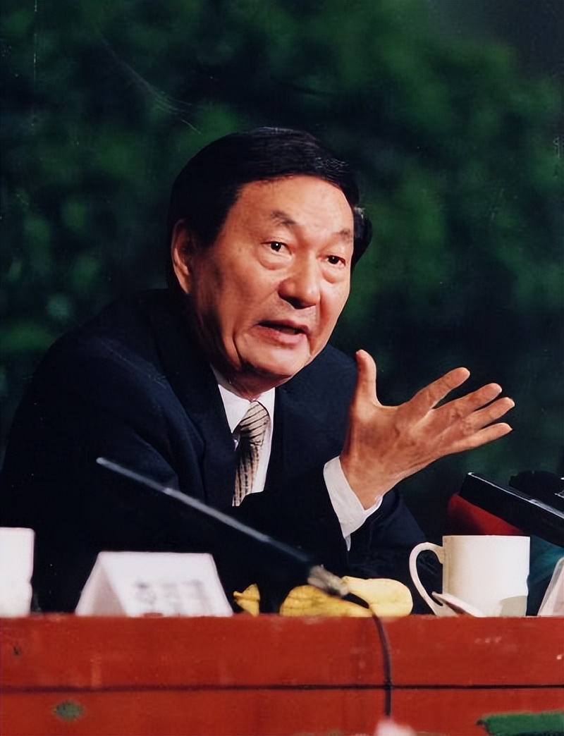 1998年，*镕基朱**反腐遭人质疑，江同志：*党**就是你的后盾