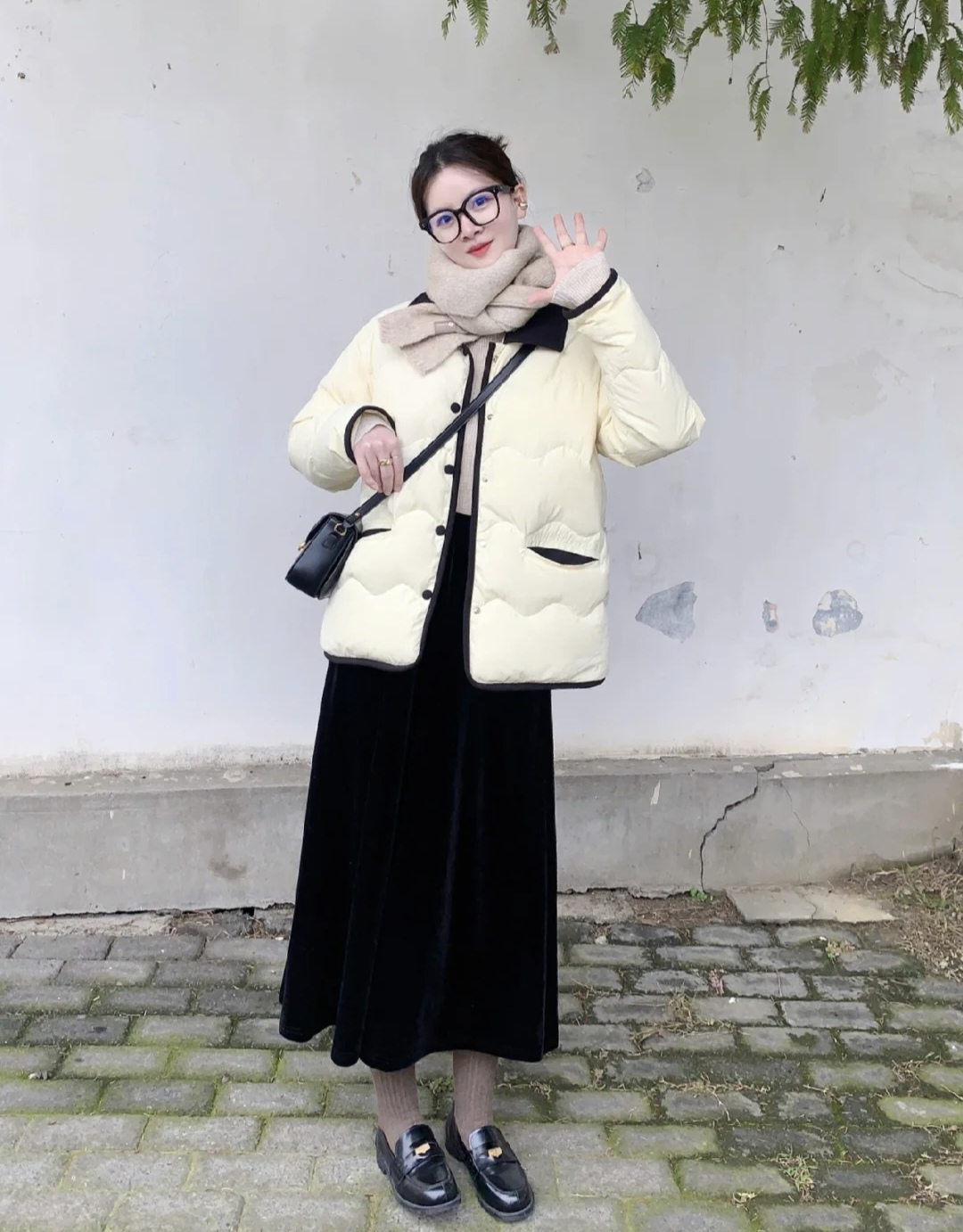 中款羽绒服配裤子好还是裙子好,羽绒服配裙子怎么搭配好看