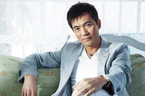 黄健翔前妻是端盘子的吗,足球解说员黄健翔现任妻子