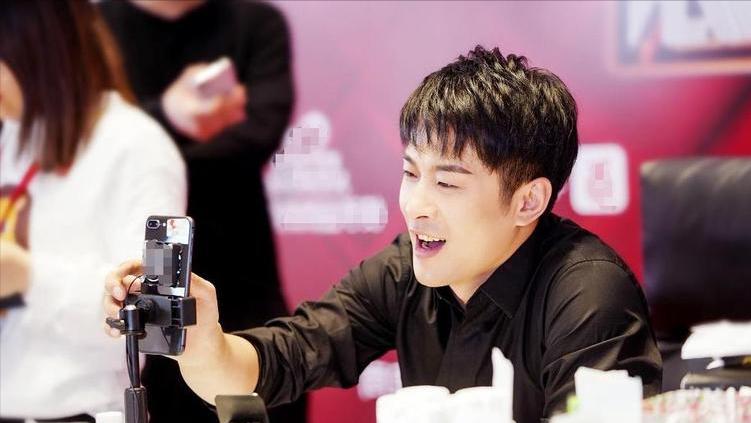 网红经济对大学生消费影响与建议,网红对社会价值观的影响