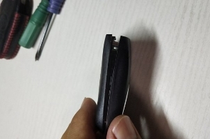 13款别克凯越钥匙电池怎么换,别克君越车钥匙怎么换电池图解