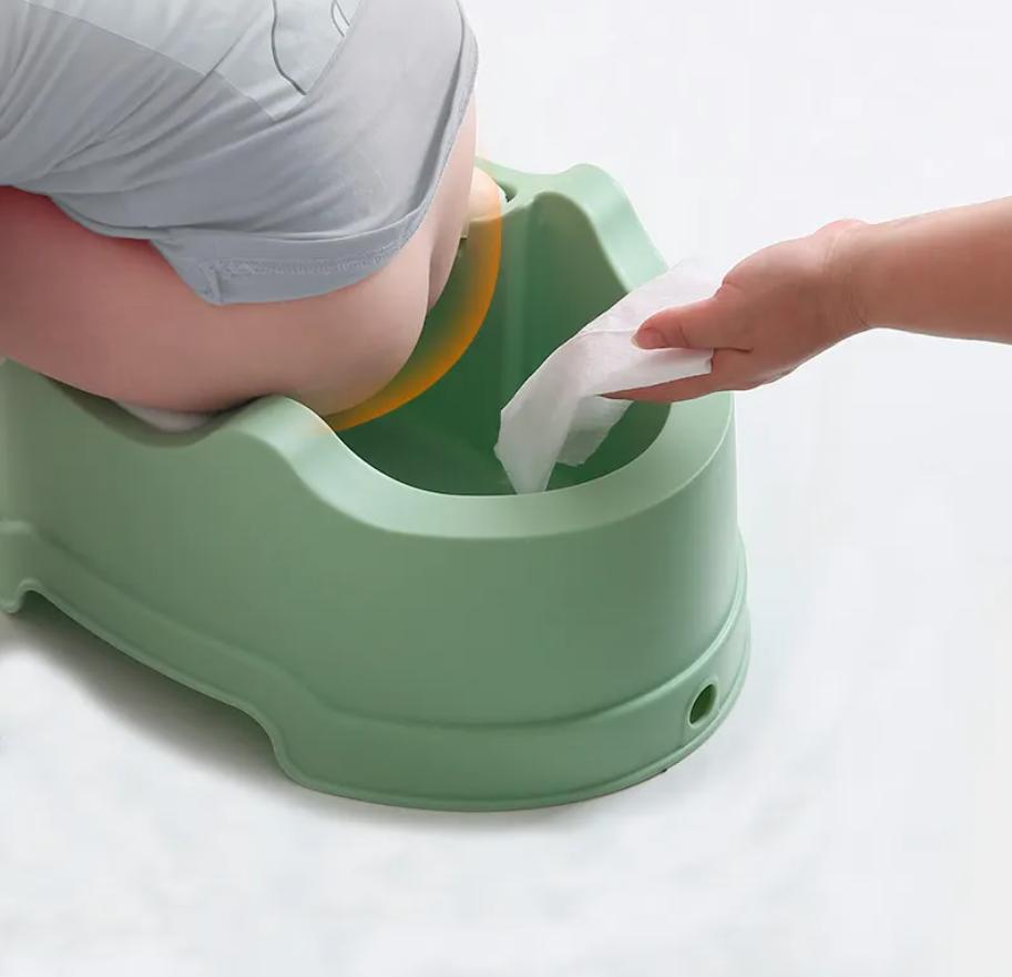 洁癖小姨带娃三天,孩子哭着不拉尿,妈妈拉开娃的裤子一看吐了