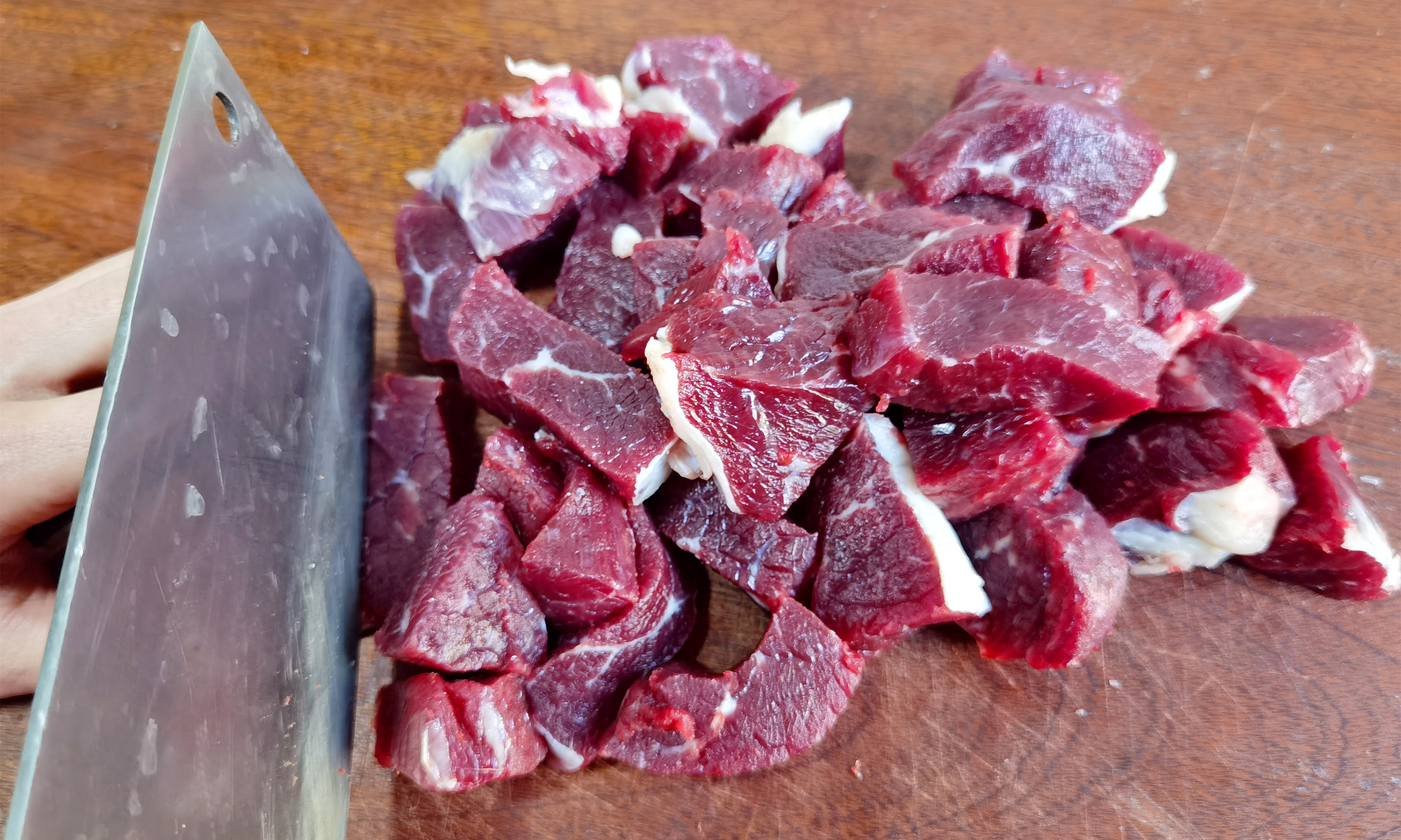 买牛肉买生的好还是熟的好,买牛肉的正确方法和技巧