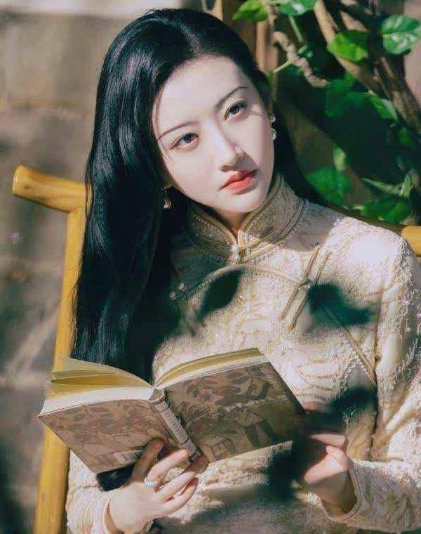 刘嘉玲关晓彤同框,穿旗袍大秀窈窕好身材