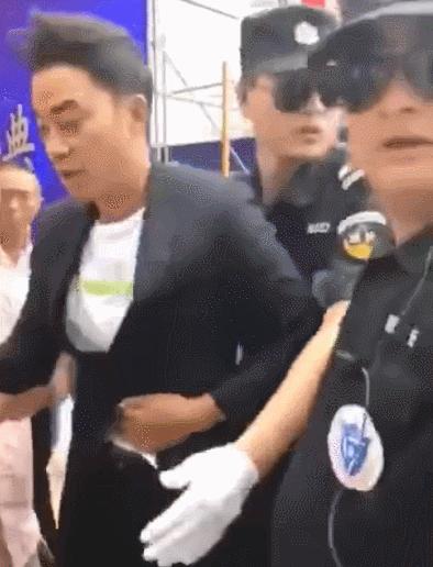 港星黄竣锋被捅伤,对方说认错人了,上次任达华受伤,也说认错了