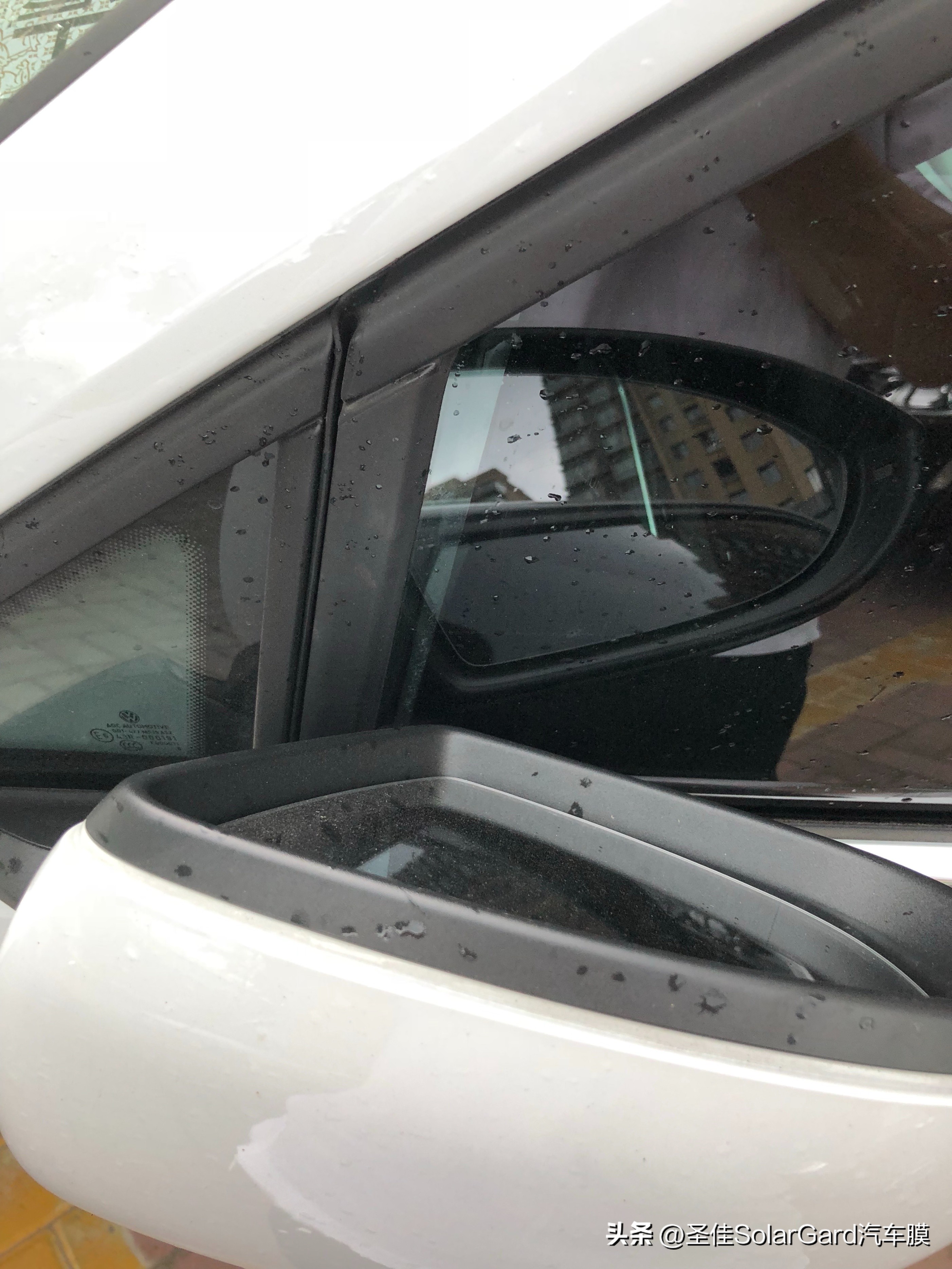 汽车贴膜有小颗粒泡怎么解决,汽车贴膜划痕胶印太多