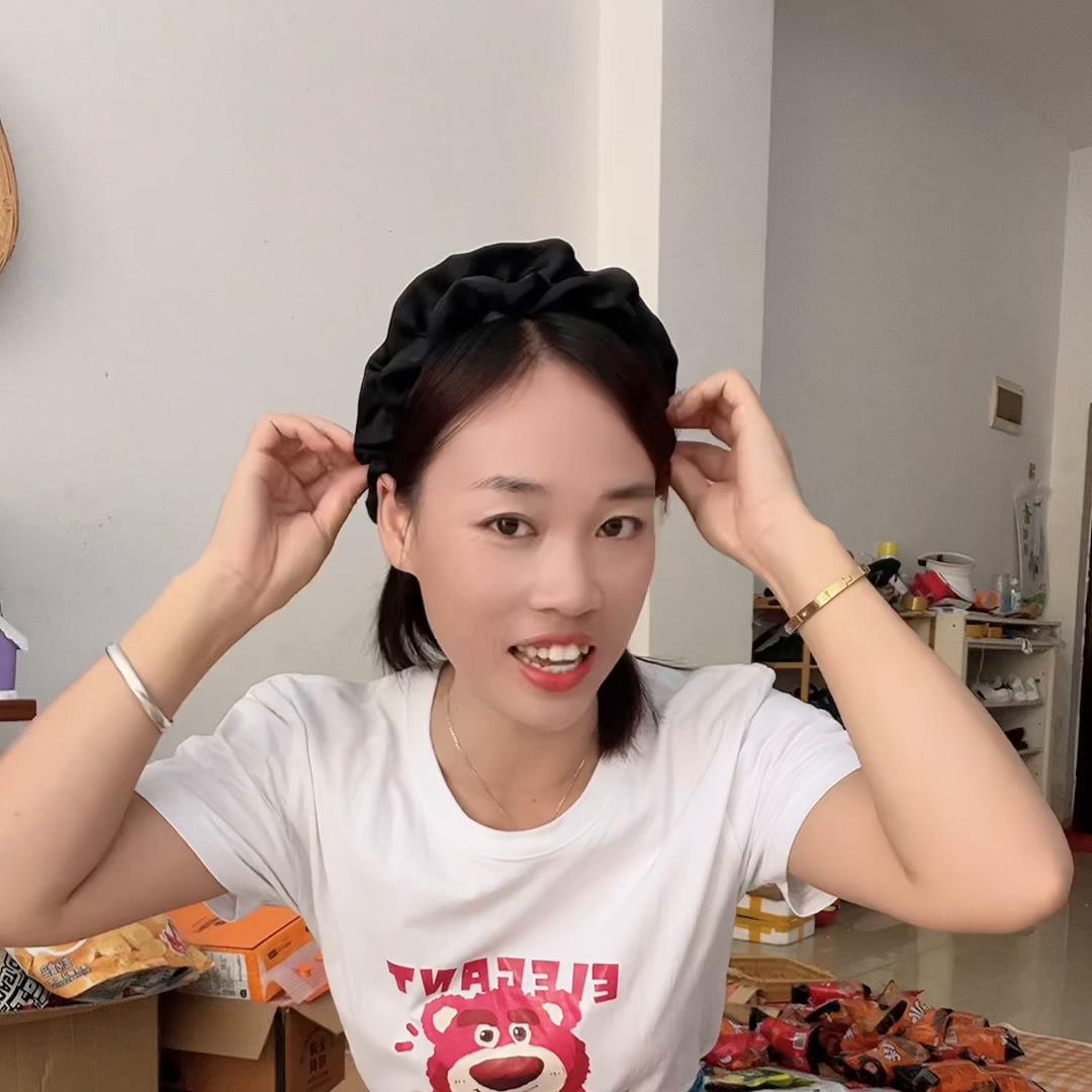 一天不知道忙些啥，就是做不完的事，洗个澡换身衣服化个淡...