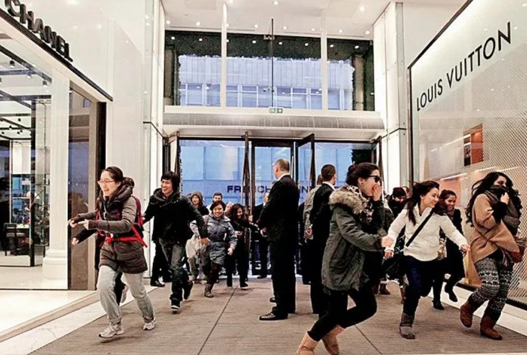 奢侈品不香了？年轻人一年囤533吨黄金，唯品会数据揭露真相