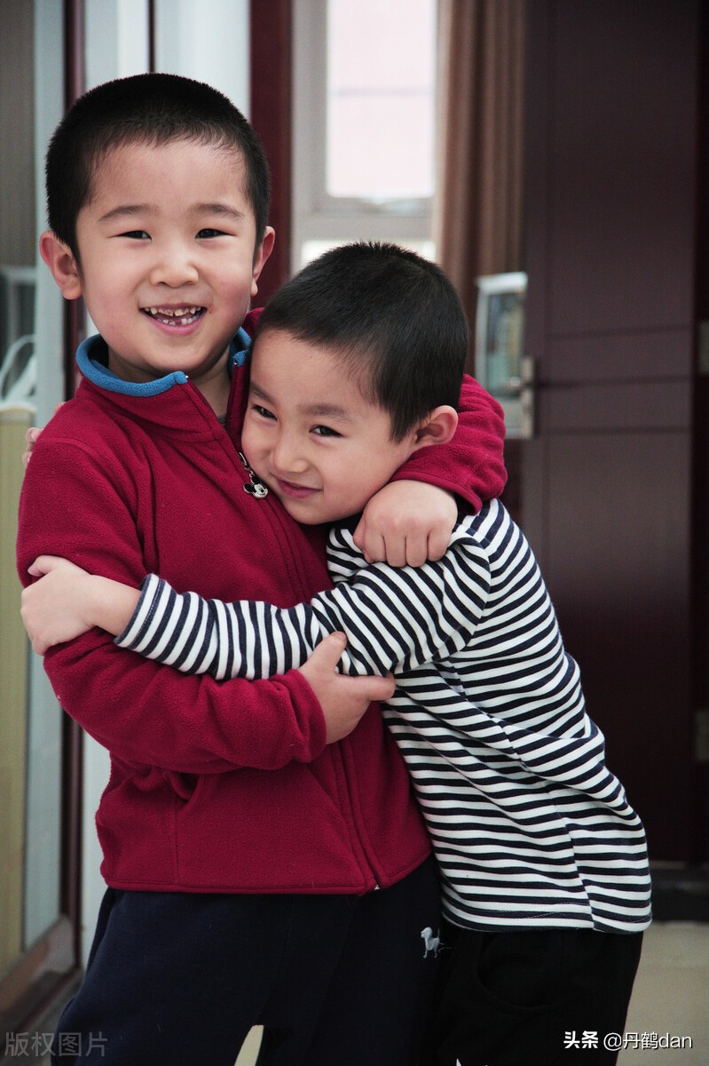 身边那些有特点的人爷爷,身边那些有特点的人作文300字弟弟