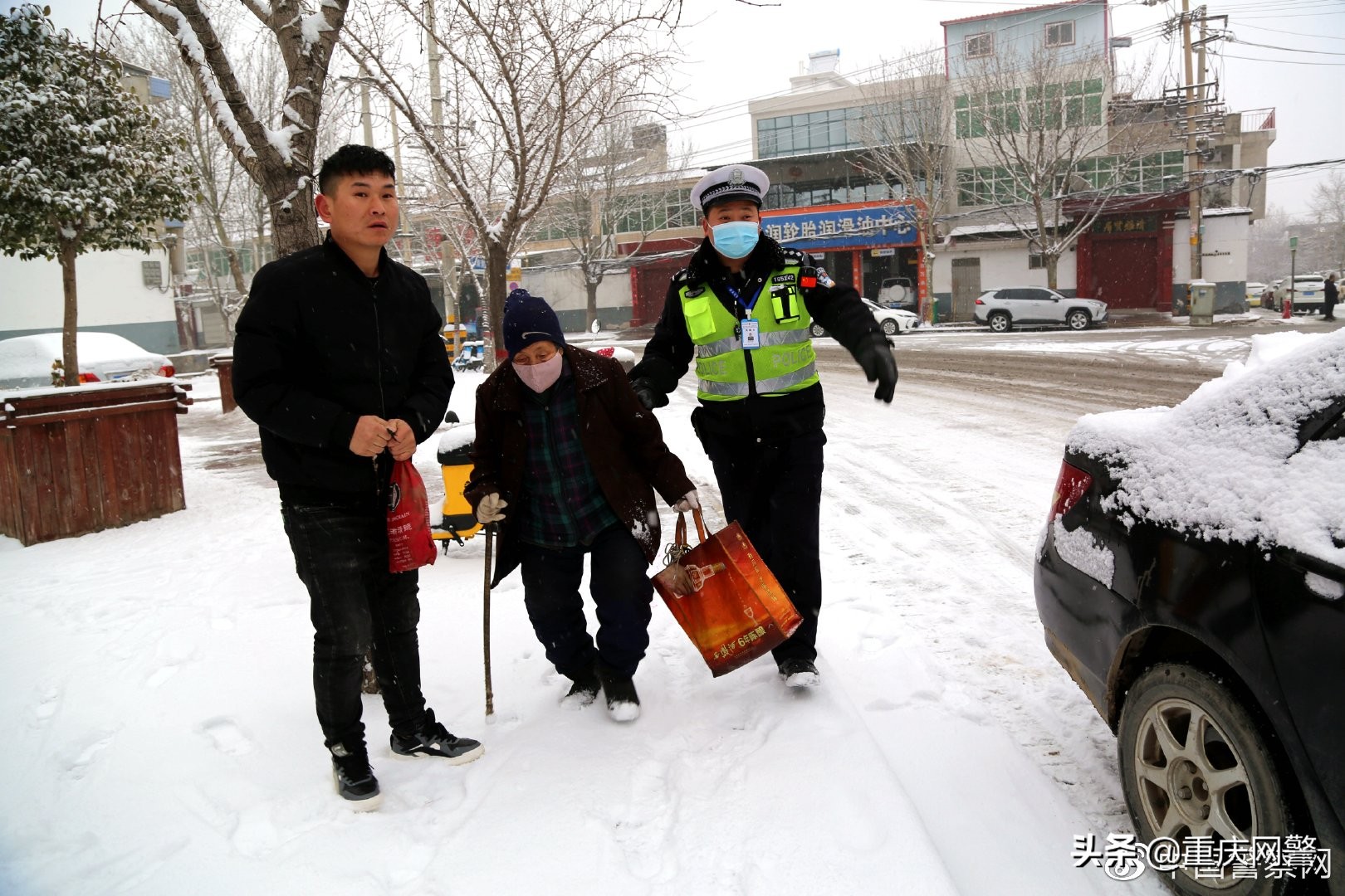 抗疫情战冰雪,抗击疫情警徽闪耀交警征文