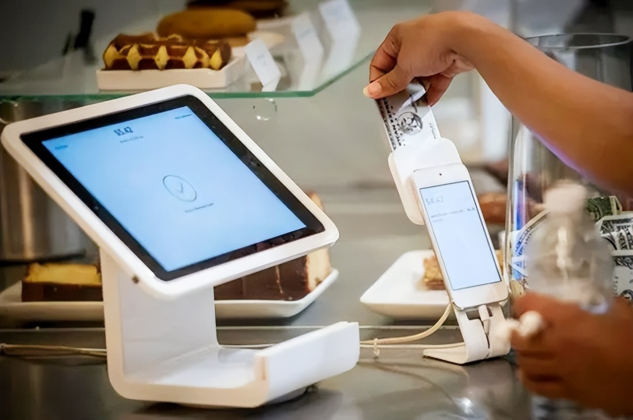 美国小伙在中国生活8年，回国后绝望吐槽，连夜买机票回中国