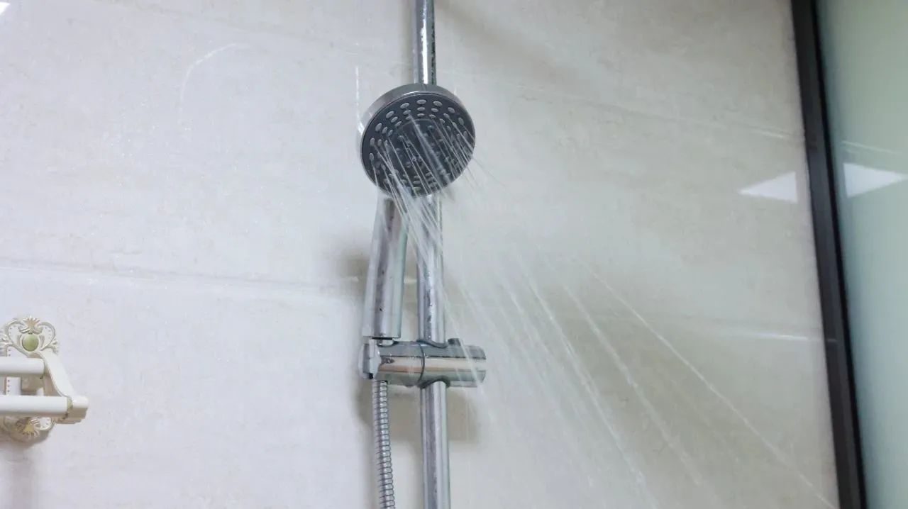 女性洗澡时，会站着小便？别害羞，这3个健康常识，女性需了解