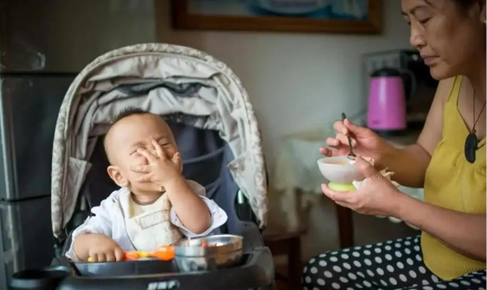 老人是否要做孩子们的免费保姆,老人做免费保姆带孙子的心酸