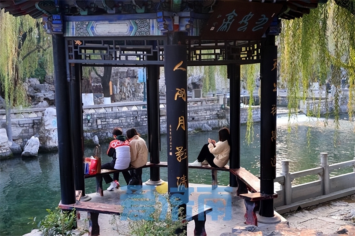 冬日的济南护城河畔美景如画,深秋的济南风景美如画